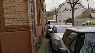 Für Fußgänger kein Durchkommen mehr: Hier muss sich etwas änder, meinen Anwohner und Bezirksbeirätin Christiane Sobel.