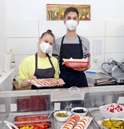 Anastasia Seredynskaja und Oleksander Petrenko an ihrem ersten Arbeitstag in der Küche der Unterkunft in Käfertal.