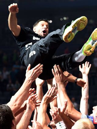 1. Juni 2014: Die Spieler der SG Flensburg-Handewitt werfen ihren Trainer Ljubomir Vranjes nach dem Sieg in der Champions League in die Höhe.