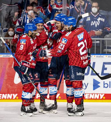 Jubeltraube: Die Adler Mannheim gewinnen auch das zweite Spiel unter Neu-Trainer Bill Stewart.