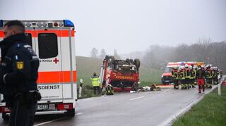Die Fahrbahn musste an der Unfallstelle voll gesperrt werden.