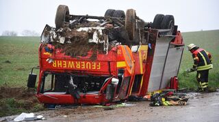 Das Fahrzeug überschlug sich und blieb auf dem Dach liegen.