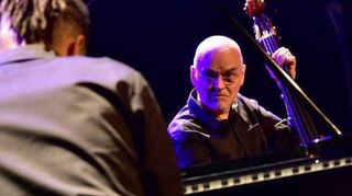 Bassist Lars Danielsson fokussiert voll auf Grégory Privat am Flügel.
