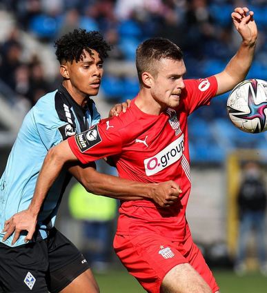 Niklas „Willy“ Sommer (links) steht dem SVW wie hier im Hinspiel wieder zur Verfügung
