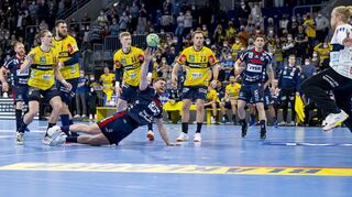 Ungläubige Blicke der Löwen-Spieler: Johannes Golla trifft für die SG Flensburg-Handewitt in letzter Sekunde zum 29:29-Ausgleich.