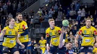 Regulär? Der Flensburger Johannes Golla trifft zum 29:29-Endstand. Der Ball hat seine rechte Hand offenbar verlassen, bevor die linke im Kreis den Boden berührt. Wäre das nicht so gewesen, hätte der Treffer nicht zählen dürfen.