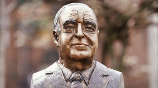 Eine Bronzebüste erinnert in Speyer an den früheren Bundeskanzler Helmut Kohl.