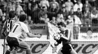 Walter Pradt 1984 beim 2:1 Auswärtssieg in München. Links SVW-Verteidiger Roland Dickgießer mit Bayern-Stürmer Roland Wohlfahrt.