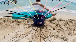 „Eimersaufen“ am Strand – solche Bilder soll es auf Mallorca künftig nicht mehr geben.