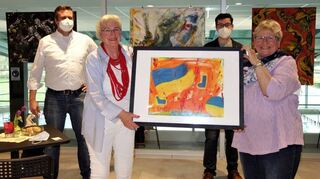 Künstlerin Erika Winkler (l.) übergibt das Bild „Freiheit“ an Ulrike Hummel – hinter den beiden stehen Bäderchef Marius Schmidt (r.) und Christian Winkler.
