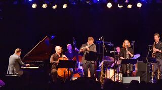 Die Sieger des vorerst letzten Neuen Deutschen Jazzpreises in der Alten Feuerwache: das Rebecca Trescher Tentett mit (v.l.) Andreas Feith, Juri Kannheiser, Christian Diener, Anton Mangold (verdeckt), Joachim Lenhardt, Silvio Morger, der Bandleaderin, Gastsaxofonist Ulrich Wangenheim, Roland Neffe und Julian Hesse.
