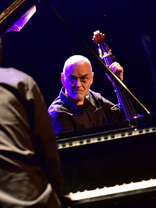Kurator Lars Danielsson glänzt am Bass beim Eröffnungskonzert.