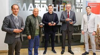 Tobias Wrzesinski (v.l.), Klaus Schlappner und Michael Herberger (v.l.) haben Oberbürgermeister Peter Kurz (2. v.r.) die Münze überreicht.