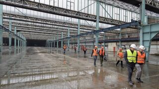 Unter Denkmalschutz: Die große ehemalige Produktionshalle für Faserzementplatten ist als Abstellfläche für Straßenbahnen im Gespräch.