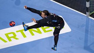 Folgt der Kopftreffer oder nicht? Löwen-Torwart Nikolas Katsigiannis wirft sich in dieser Szene furchtlos dem Ball entgegen.
