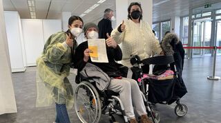 Als Ersten hat Zülal Zebil (v.l.) Harald Ruppertus und seiner Frau Rosel im neuen Impfzentrum in Neckarau einen Piks verpasst, es ist deren zweiter Booster.