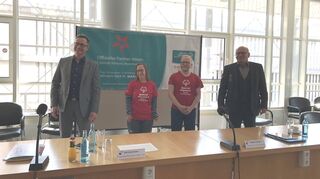 Sportbürgermeister Ralf Eisenhauer (v.l.), Athletin Jennifer Kurz, Athlet Michael Lofink und Mathias Tröndle, Präsident Special Olympics Baden-Württemberg.