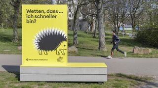 Der Igel ohne Schnauze weist auf die geplante Neckarbrücke im Neuenheimer Feld hin. Der Planungswettbewerb lief unter der Regie der IBA.