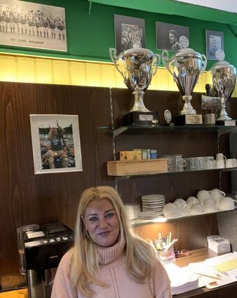 Christine Pradt im Soccercenter vor Fotos und Pokalen ihres Mannes.