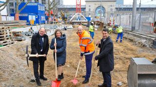 Erster Bürgermeister Christian Specht, Umweltdezernentin  Diana Pretzell, Marcus Geithe als Geschaeftsfuehrer MKB und Moritz Feier, Pressesprecher RNV, geben symbolisch den Startschuss zum zweiten Bauabschnitt am Bahnhofsvorplatz in Mannheim.