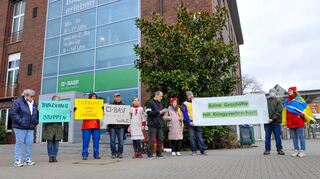 Eine ausgewählte Gruppe von Ukrainerinnen, Ukrainern und deren Freunden und Helfern hat am Dienstag vor dem BASF-Gelände protestiert.