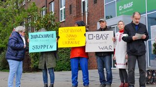 Die Teilnehmer bei der Kundgebung mit UkrainerInnen am Tor 2 gegen Russland-Geschäfte der BASF.