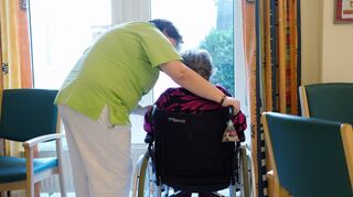 Ungeimpfte Beschäftigte aus Pflegeheimen (hier ein Symbolbild), Kliniken und einigen anderen Einrichtungen müssen seit 16. März gemeldet werden.