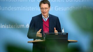 Bundesgesundheitsminister Karl Lauterbach (SPD) äußert sich bei einer Pressekonferenz zur aktuellen Corona-Lage.