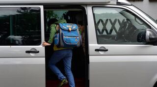 Bei „Spospito“ verzichten Schülerinnen und Schüler auf das Elterntaxi. Stattdessen gehen sie zu Fuß oder fahren mit Roller oder Rad zum Unterricht.
