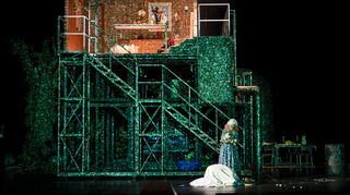 Eine Art Retro-Futurismus: Viktorija Kaminskaite (Agathe) und Seunghee Kho (Ännchen) in der Mannheimer "Freischütz"-Inszenierung, die am 8. April Premiere feiert.