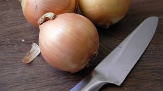 Die Sunion soll nicht nur süß und mild schmecken, sondern beim Schneiden vor allem nicht auf die Tränendrüsen drücken.