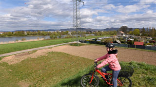Über diese Rampe wird künftig die neue Neckarbrücke bei Ladenburg verlaufen, die auch Teile des Radschnellweges Mannheim-Heidelberg beinhaltet.