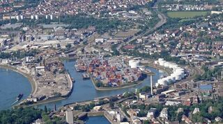 Der Ludwigshafener Kaiserwörthhafen und dahinter ein Teil des Industrieparks Süd. Stadt und Eigentümer hoffen auf weitere Unternehmensansiedlungen.