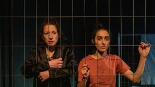 Johanna Withalm (l.) als Janina und Seda Güngör als Umut in Ebru Nihan Celkans „Last Park Standing“ am Theaterhaus G7.