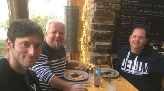 Als Vorspeise gibt’s Carpaccio und Thunfisch-Tatar: Uwe Gensheimer (l.) beim Treffen mit Gewinner Timo Menz (r.) und dessen Kumpel Hans Hoyer.