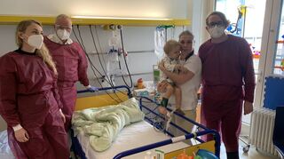 Der kleine Elai mit Tante Olga (v.l.), Oberarzt Matthais Dürken, Mutter Olena und Vater Anatolii (die Familie will nur mit den Vornamen genannt werden).