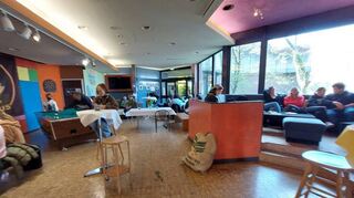 Das Team im Café Klaus ist ehrenamtlich am Werk – und bietet zweimal monatlich im Jugendhaus Vogelstang Kaffee und Kuchen an.