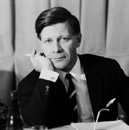 Helmut Schmidt im Juni 1966 auf dem SPD-Bundesparteitag in Dortmund. Die große politische Zukunft hat er noch vor sich, aber schon damals die Zigarette in der Hand.