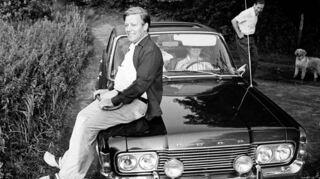 Staatsmann in ungewohnt lockerer Pose: Helmut Schmidt im August 1974 mit Freunden in seinem Feriendomizil am Bahmsee.
