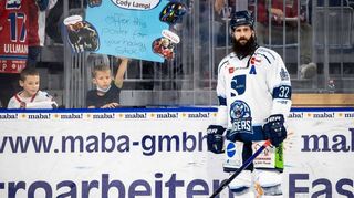 Immer noch beliebt: Cody Lampl wird bei einem Spiel in der SAP Arena von einem jungen Fan ein Tausch angeboten: das Poster gegen seinen Schläger.