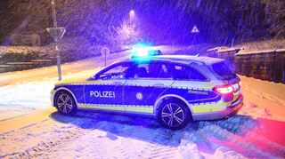 Die Polizei war in der Nacht auf Samstag wegen des Schneefalls im Dauereinsatz.