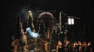 Schuss in den deutschen Wald (v.l.): Christopher Diffey (Max), Nikolas Büsen (Kinderstatist), Thomas Berau (Ottokar), Thomas Jesatko (Kuno), Opernchor.