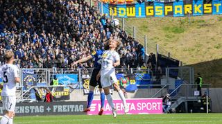 0:0 in Saarbrücken: Waldhofs Jesper Verlaat im Kopfballduell.
