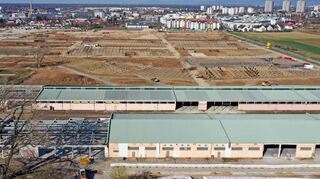 Das Gelände der Bundesgartenschau ein Jahr vor dem Start: Nördlich der U-Halle wird gerade das Experimentierfeld bepflanzt, auf der dunkelgrauen Fläche rechts entsteht die Hauptbühne.