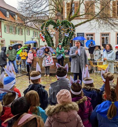 Am historischen Rathaus recken junge Hasen aus der Strahlenberger Grundschule die Hälse, um Bürgermeister Christoph Oeldorf zu lauschen.