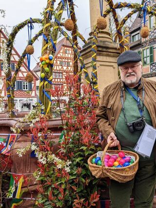 Altstadtrat und Organisator Peter Hilger führte den trotz Regens gut besuchten Osterbrunnen-Spaziergang durch die Römerstadt an.