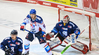 Die Adler Mannheim setzen sich gegen die Straubing Tigers mit 3:2 durch.