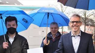Landrat Engelhardt (r.) überreichte Schmidt den Förderbescheid.