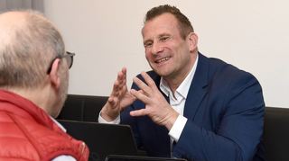 Er wird neuer Bürgermeister von Heddesheim: Achim Weitz (parteilos), hier im Interview mit „MM“-Redakteur Hans-Jürgen Emmerich.