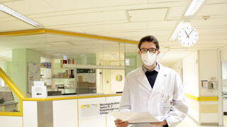 Der Neurologe Philipp Eisele behandelt an der UMM unter anderem Aphasie-Patientinnen und -Patienten.